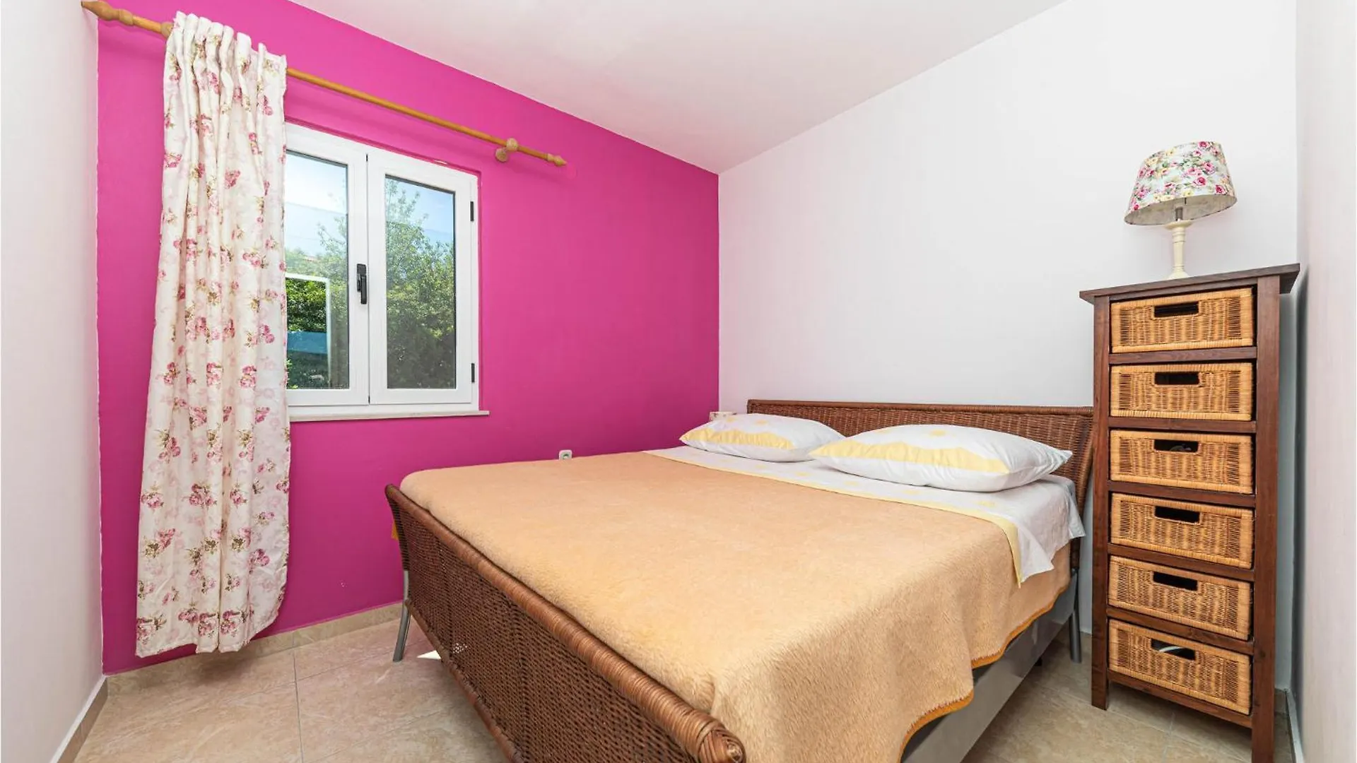 Beautiful Home In Okrug Donji With Wifi Donji Okrug